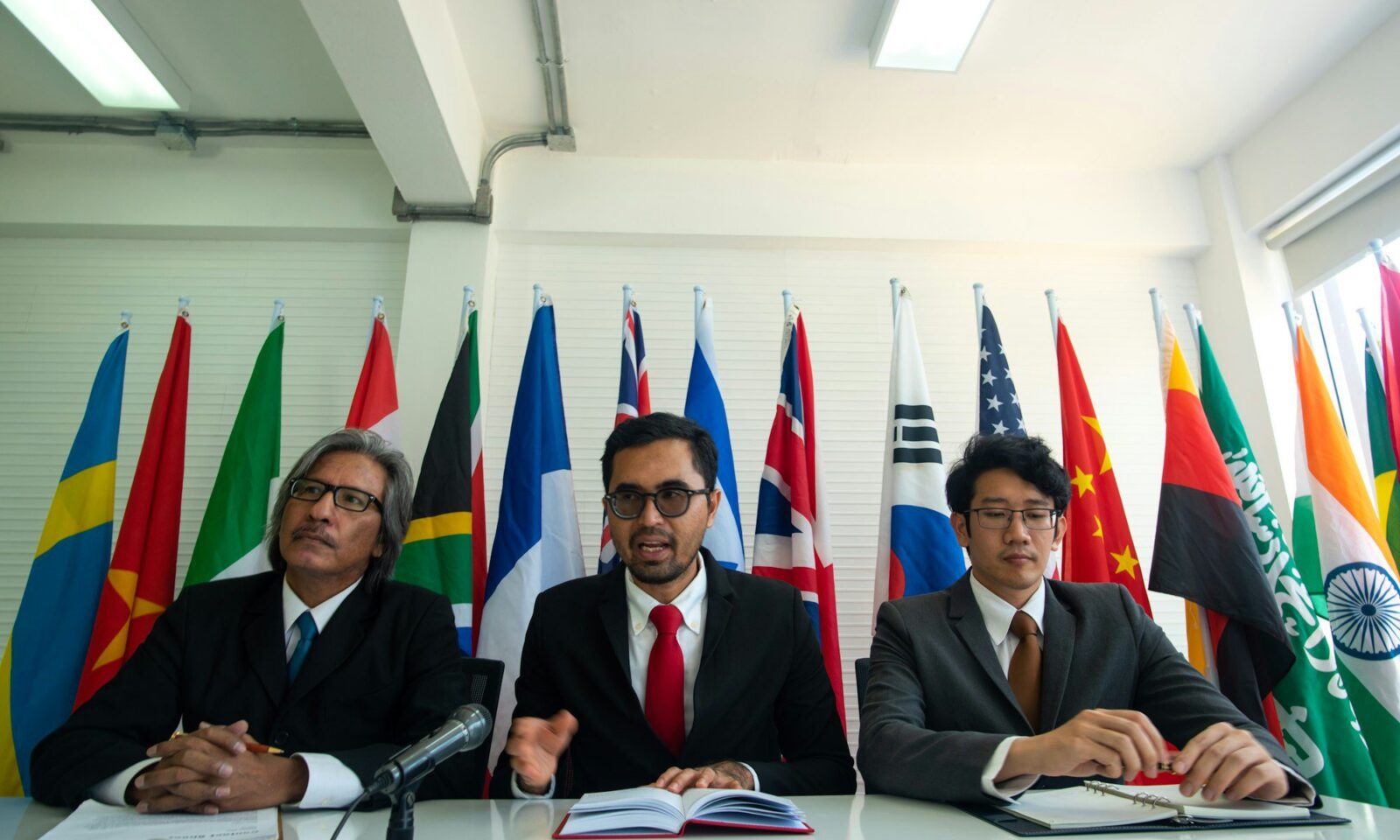 hommes-d'affaires-négocient-le-commerce-international-