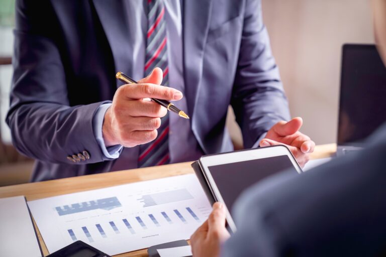 Riunione di consulenza aziendale, lavoro e brainstorming, discussione sulla strategia d'impresa, analisi con