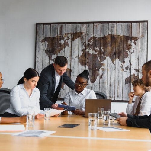 Team aziendale impegnato al lavoro e in conversazione