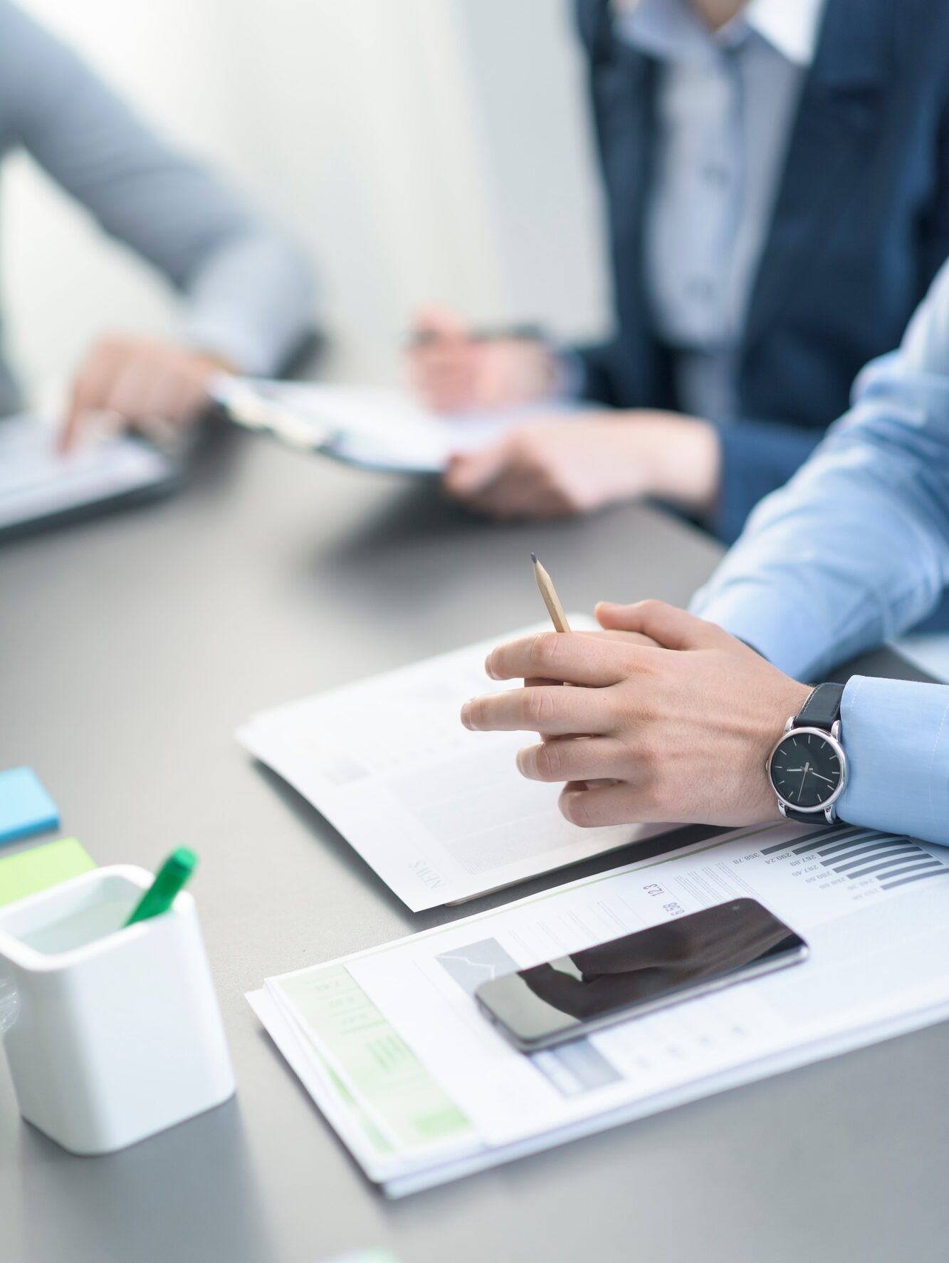 Équipe commerciale tenant une réunion au bureau