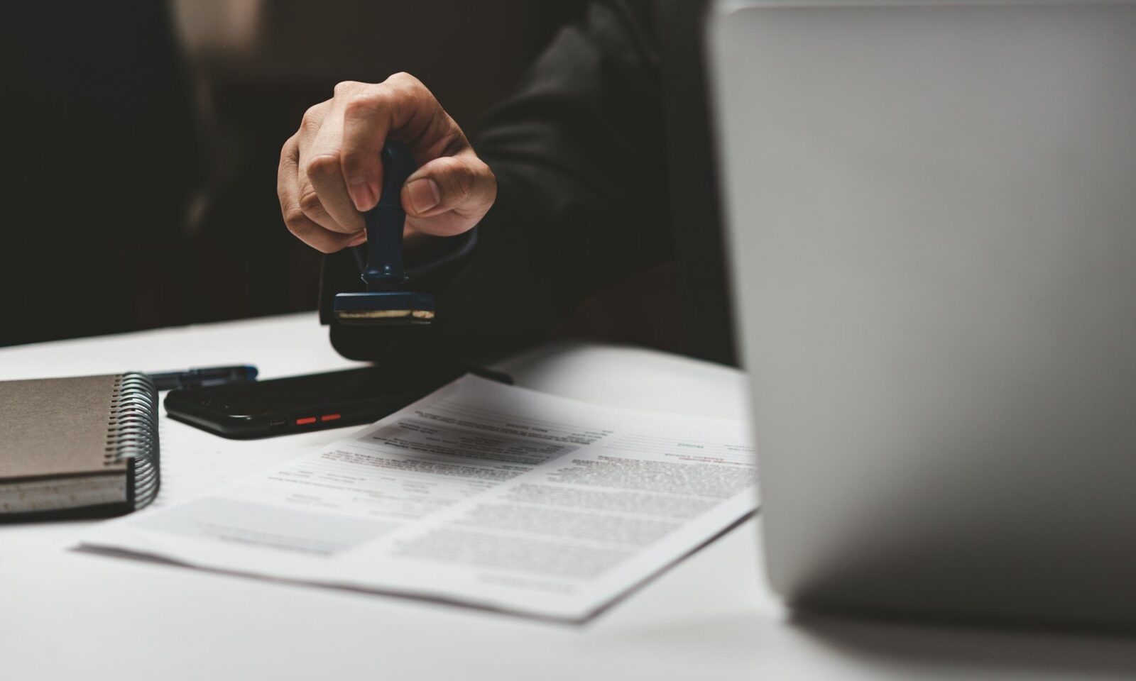 homme-d'affaires-tamponnant-approuvé-sur-un-certificat-document-contrat-au-bureau-