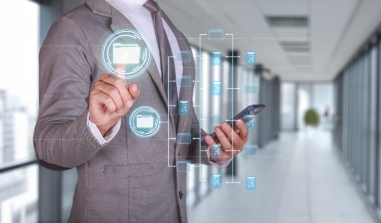 Un homme d'affaires utilisant la technologie d'un système de gestion documentaire pour stocker en toute sécurité des fichiers numériques.