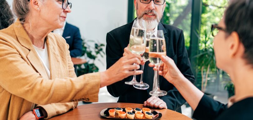 Empresários e empresárias fazendo uma festa corporativa