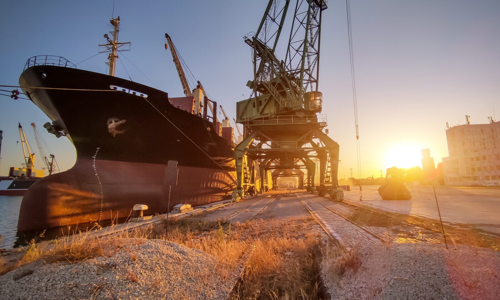 navire-cargo-vraquier-charge-de-ble-au-port-au-coucher-du-soleil