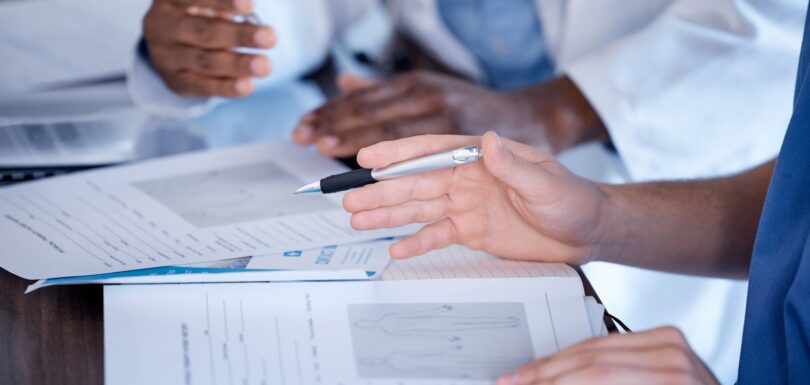 Médecins, mains et dossiers de personnes pour la recherche, la planification et l'analyse des soins de santé. Personnel hospitalier