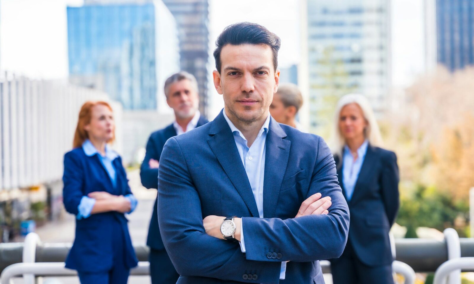 executive-portrait-with-business-team-in-modern-commercial-district