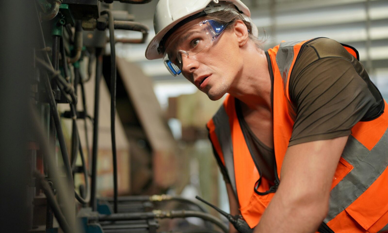 ingénieur-usine-fonctionnant-des-machines-dans-l-industrie-usine-