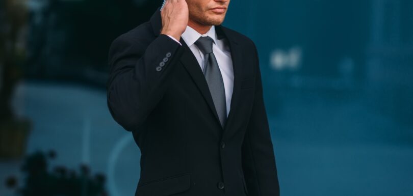 Guarda-costas masculino usa fone de ouvido de segurança ao ar livre