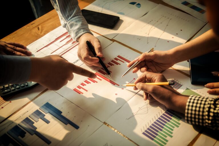 Incontro di operatori economici, riunione di gruppo per discussione aziendale su investimenti e concetti di investimento in ufficio