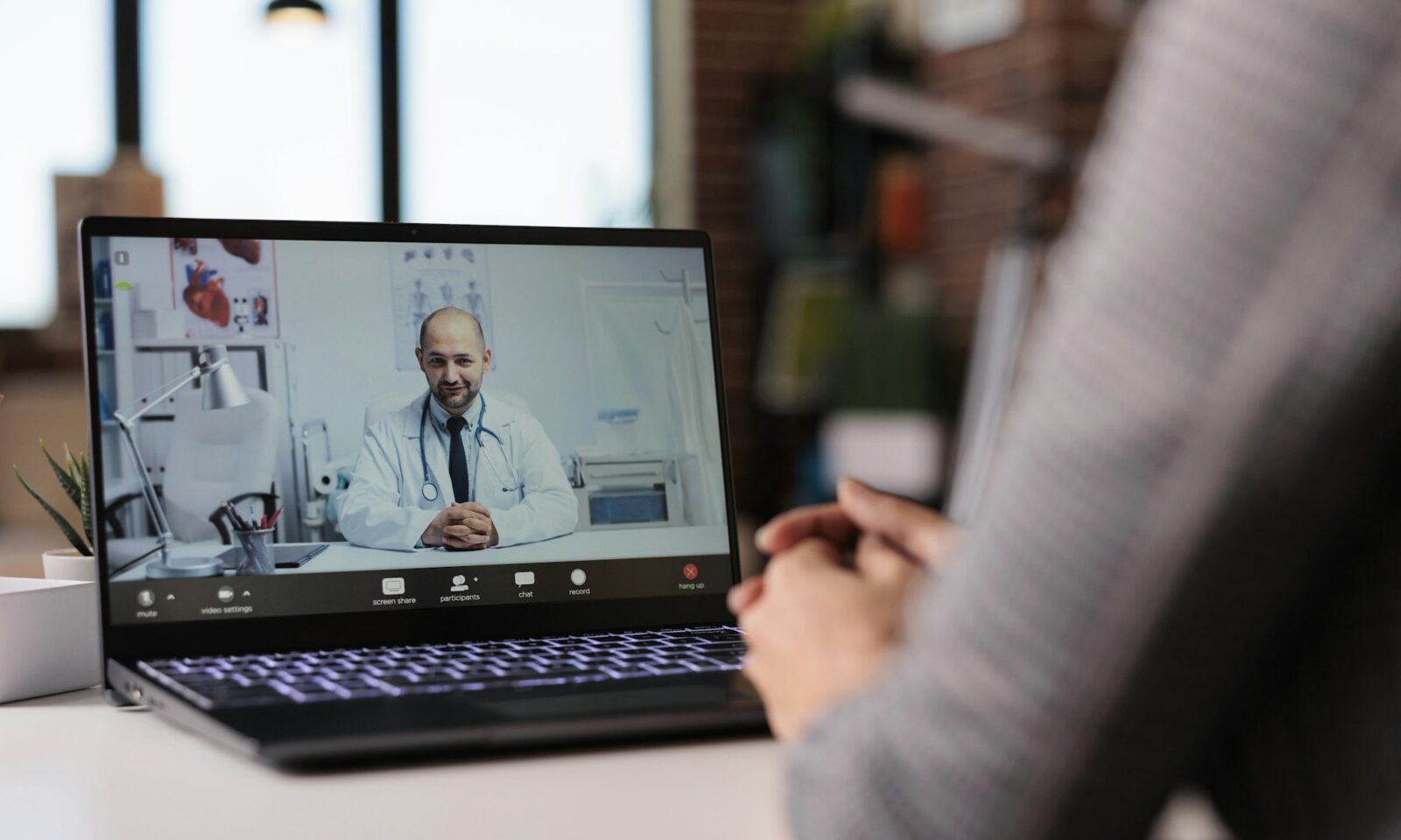 jeune-femme-utilisant-teleconsultation-video