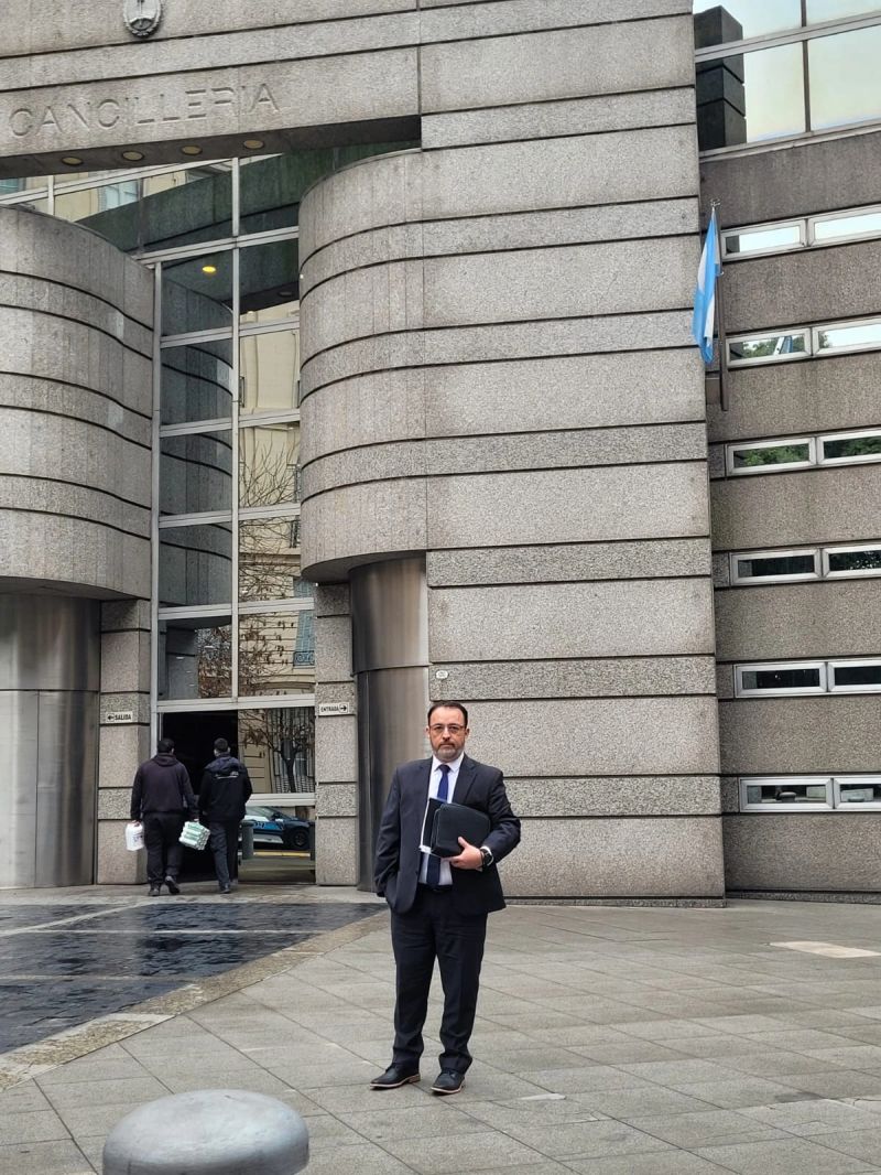 Rappresentante di Mercosur Global davanti alla sede della Cancelleria argentina